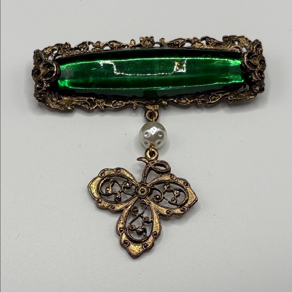 VNTG Elegant Green and Gold Brooch with Pearl Accent